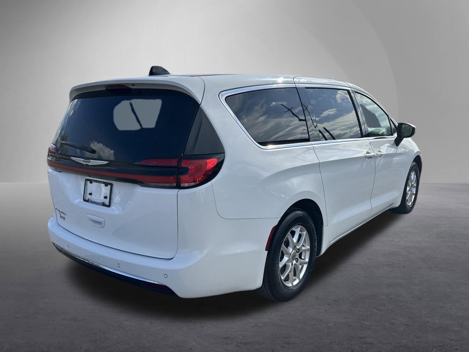 Used 2023 Chrysler Pacifica Touring-L image 3