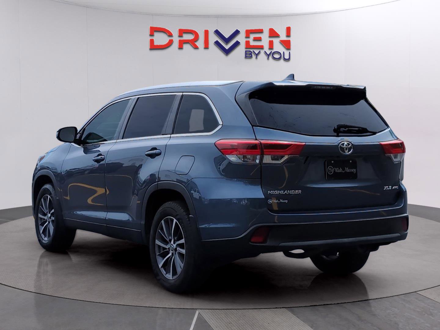 Used 2019 Toyota Highlander XLE AWD/4WD image 3