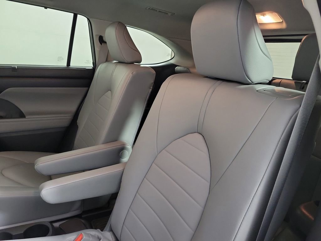 Used 2025 Toyota Highlander XLE AWD/4WD image 13