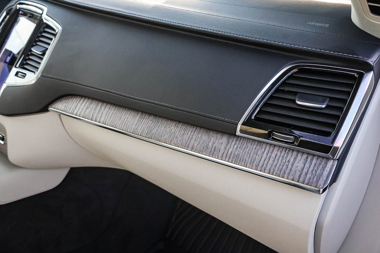 Used 2024 Volvo XC90 T8 Ultimate w/ Protection Package Premier image 19