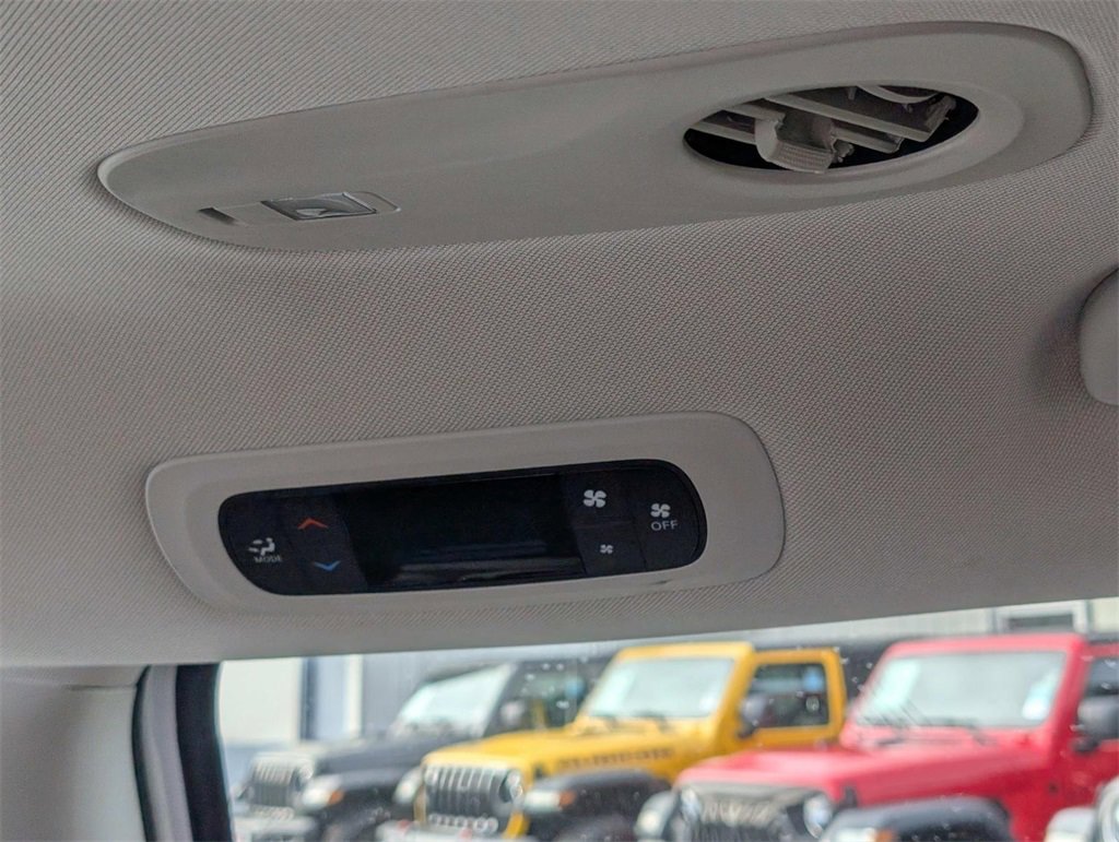 Used 2023 Chrysler Voyager LX image 20