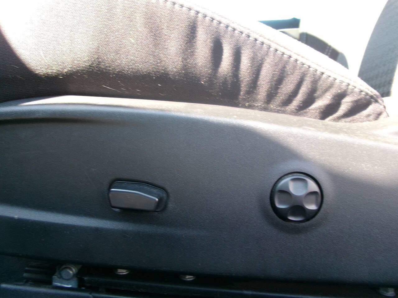 Used 2015 Dodge Challenger SXT image 11