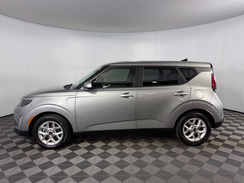 Used 2025 Kia Soul LX w/ LX Technology Package FWD image 11