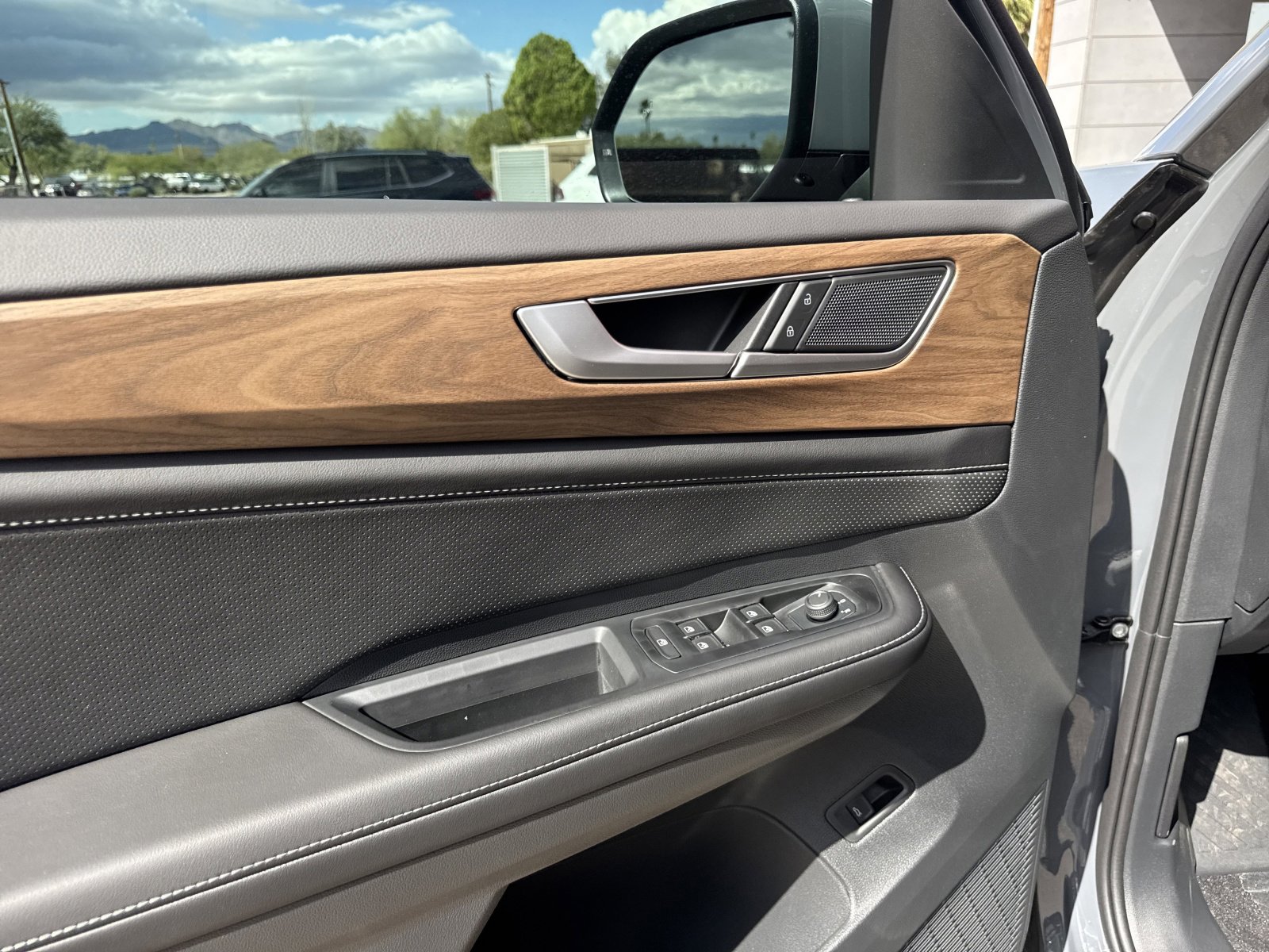 New 2026 Volkswagen Atlas SE image 13