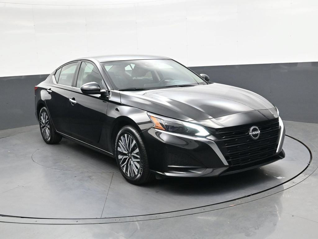 Used 2024 Nissan Altima 2.5 SV FWD image 2