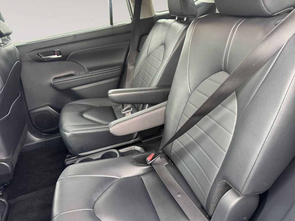 Used 2025 Toyota Highlander XLE AWD/4WD image 13
