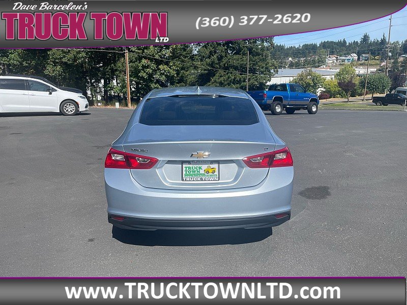 Used 2017 Chevrolet Malibu LT w/ Leather Package FWD image 4