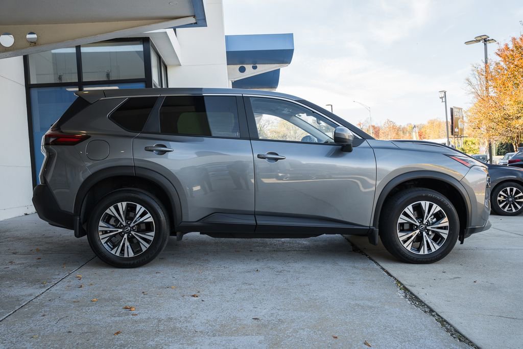 Used 2023 Nissan Rogue SV image 3