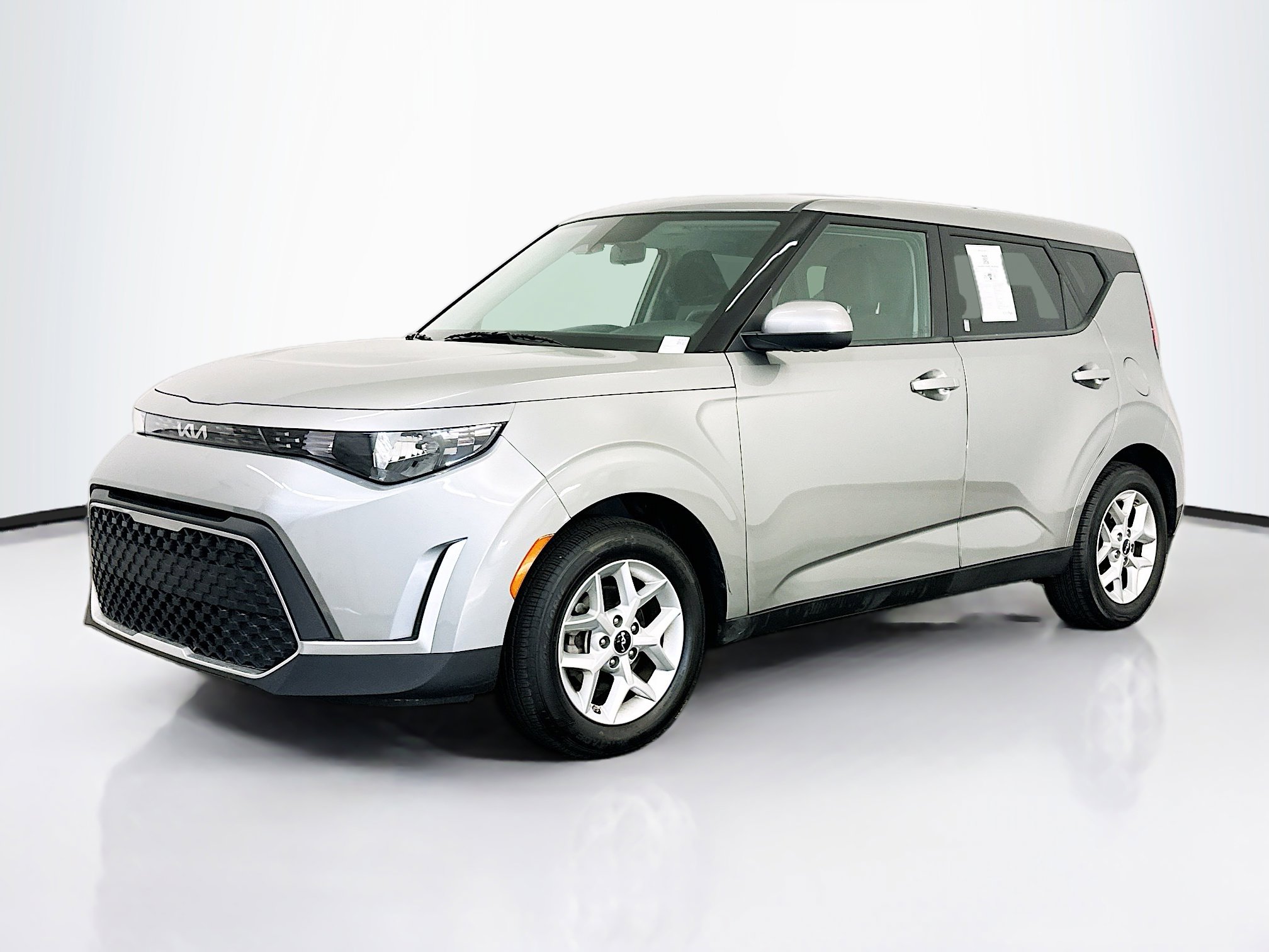Used 2025 Kia Soul LX w/ LX Technology Package image 3