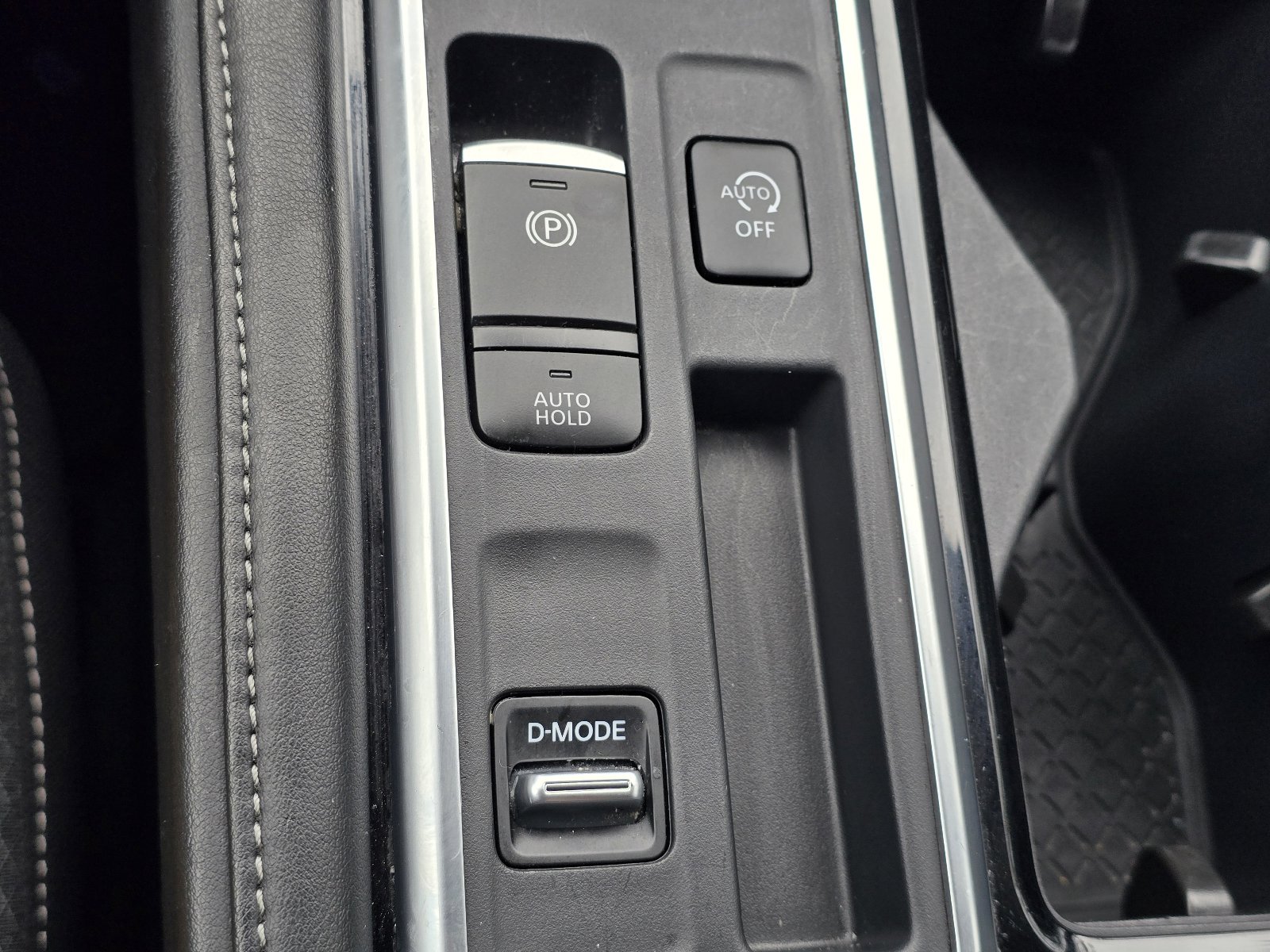 Used 2025 Nissan Pathfinder SV image 21