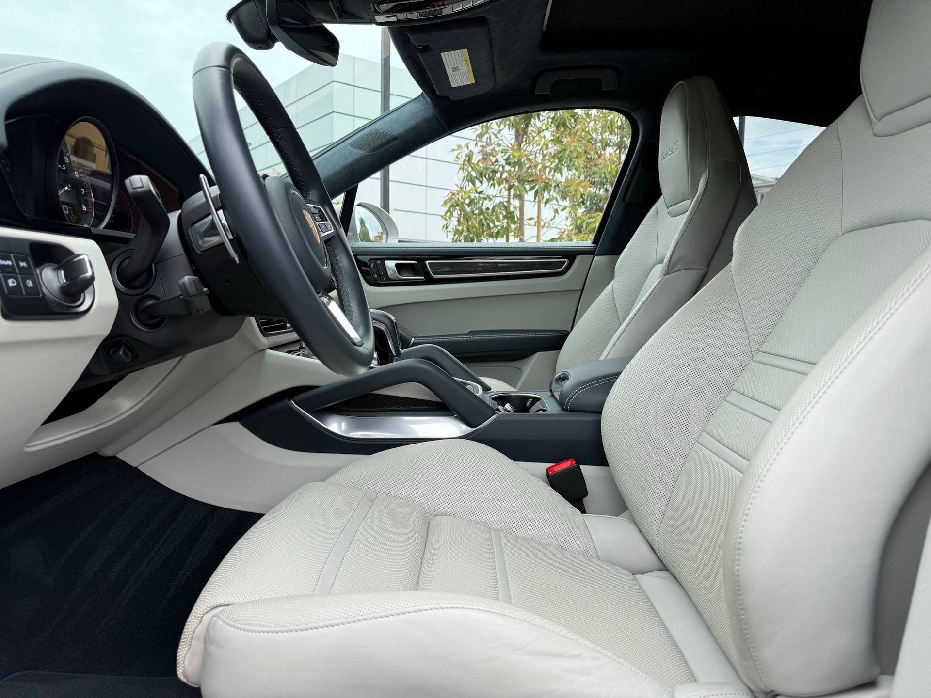 Certified 2022 Porsche Cayenne Turbo S AWD/4WD image 13