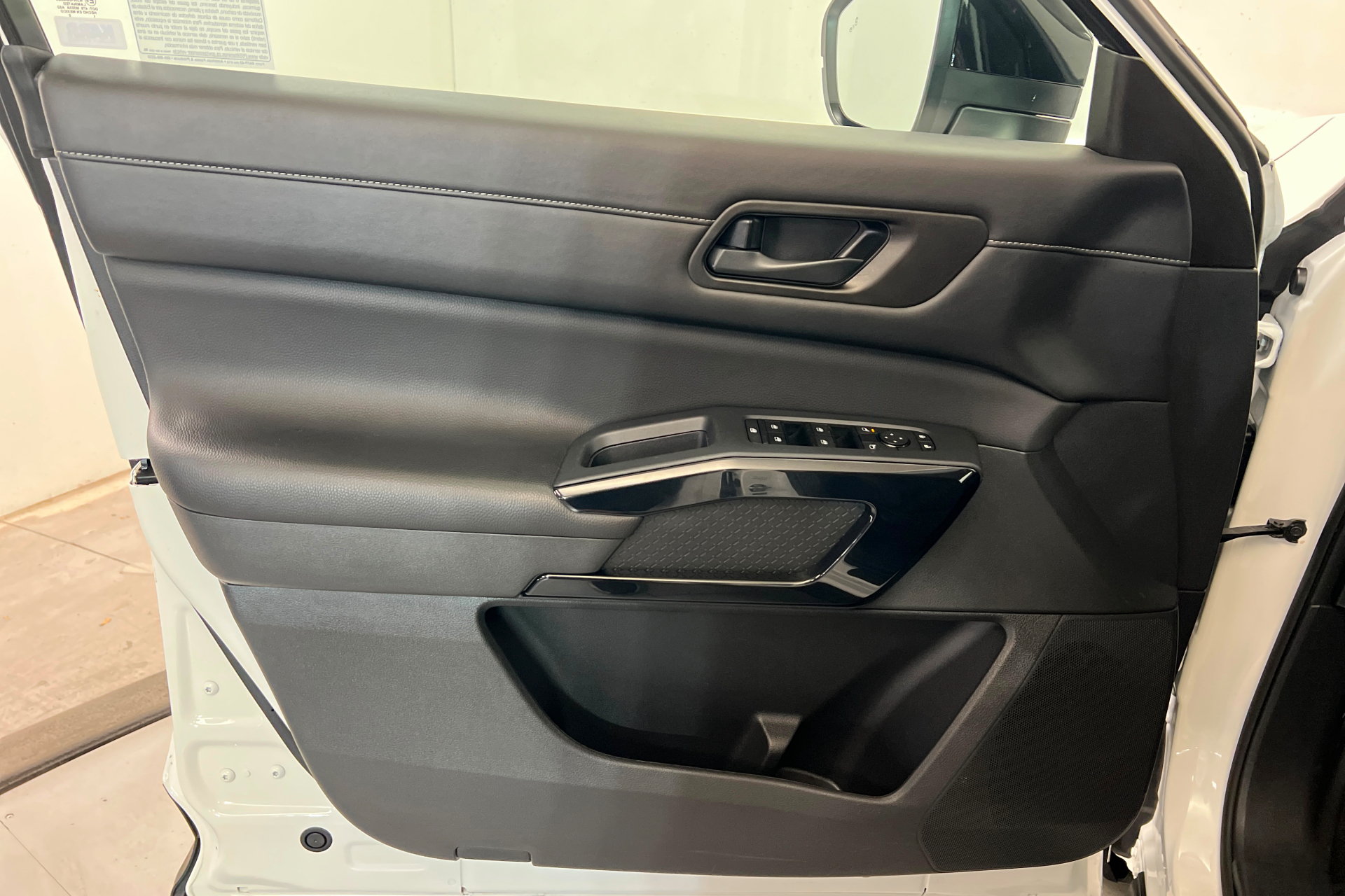 Used 2025 Nissan Pathfinder S FWD image 16