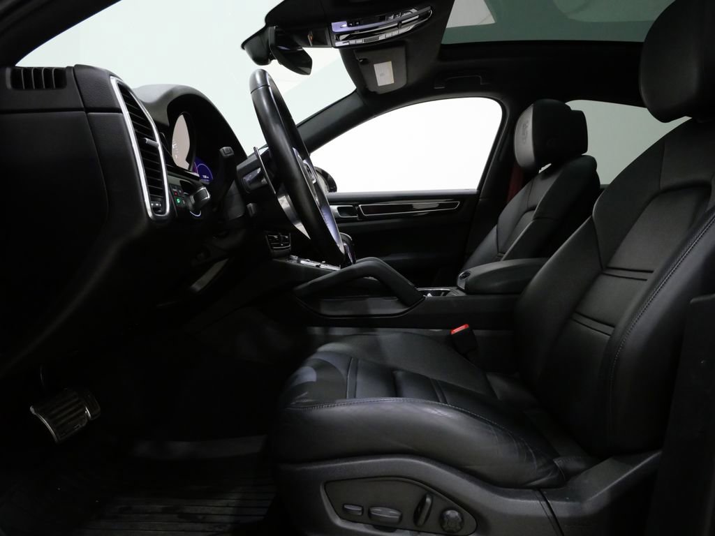 Used 2023 Porsche Cayenne S image 13