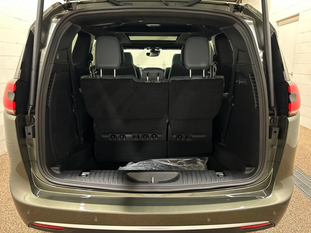 New 2027 Chrysler Pacifica Pinnacle AWD/4WD image 7