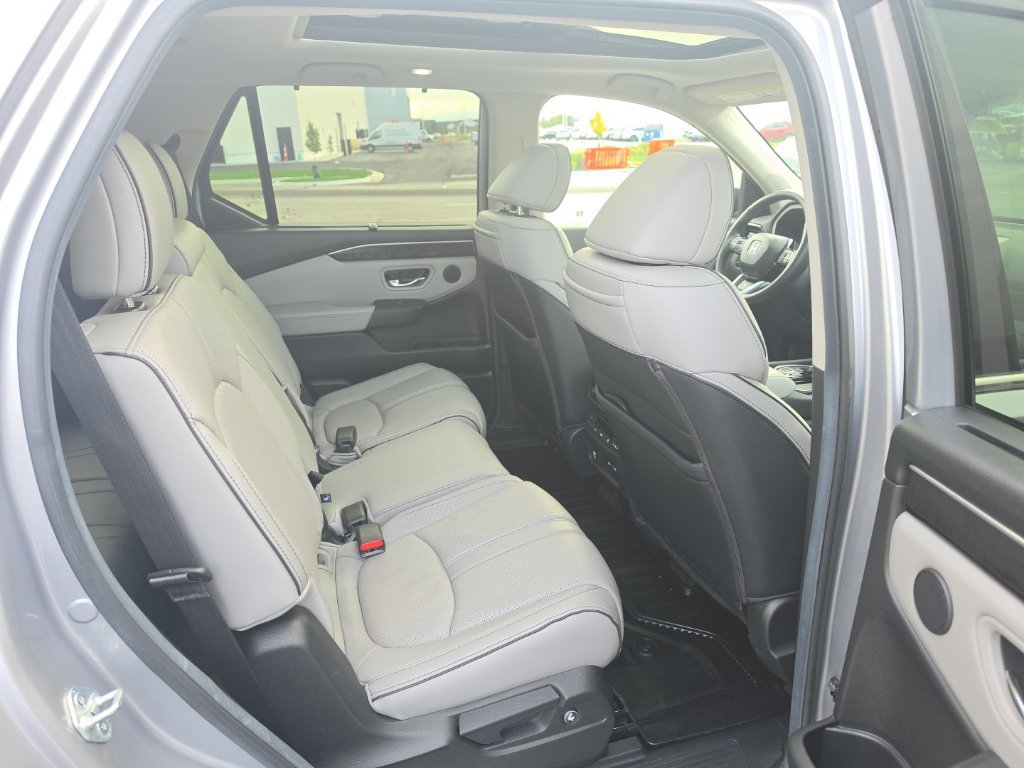 Certified 2025 Honda Pilot Elite image 32