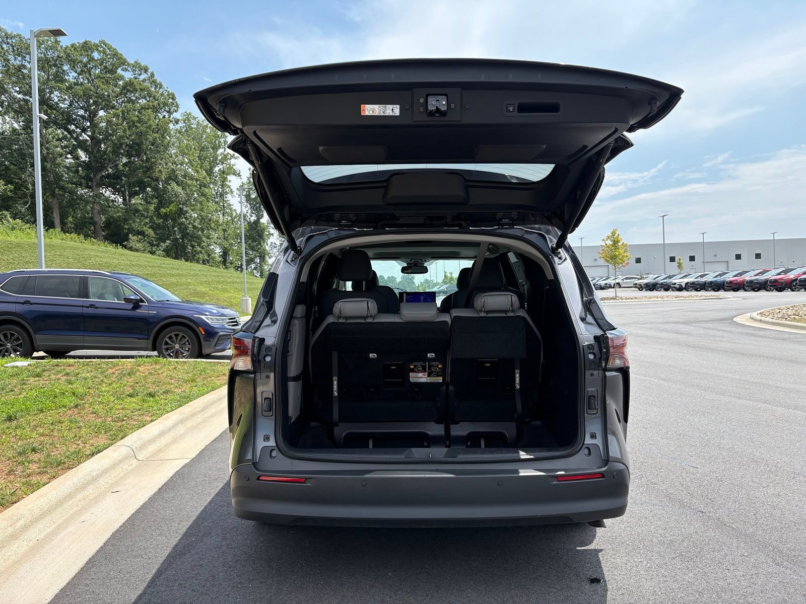 Used 2025 Toyota Sienna XLE FWD image 11