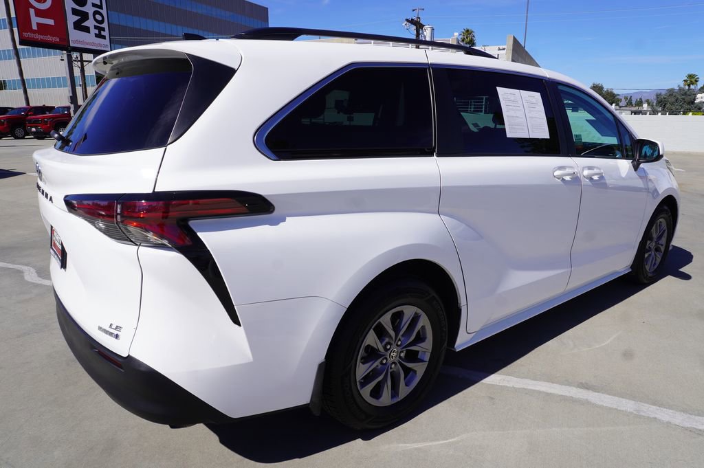 Certified 2022 Toyota Sienna LE image 7