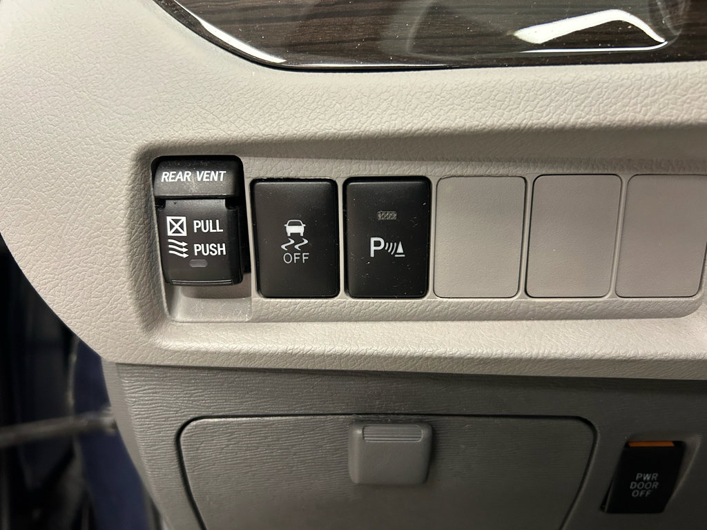 Used 2019 Toyota Sienna XLE w/ XLE Navigation Package FWD image 16