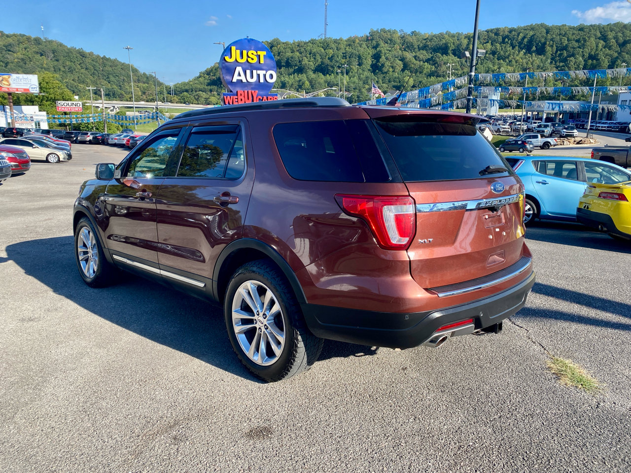 Used 2018 Ford Explorer XLT w/ Equipment Group 202A image 5