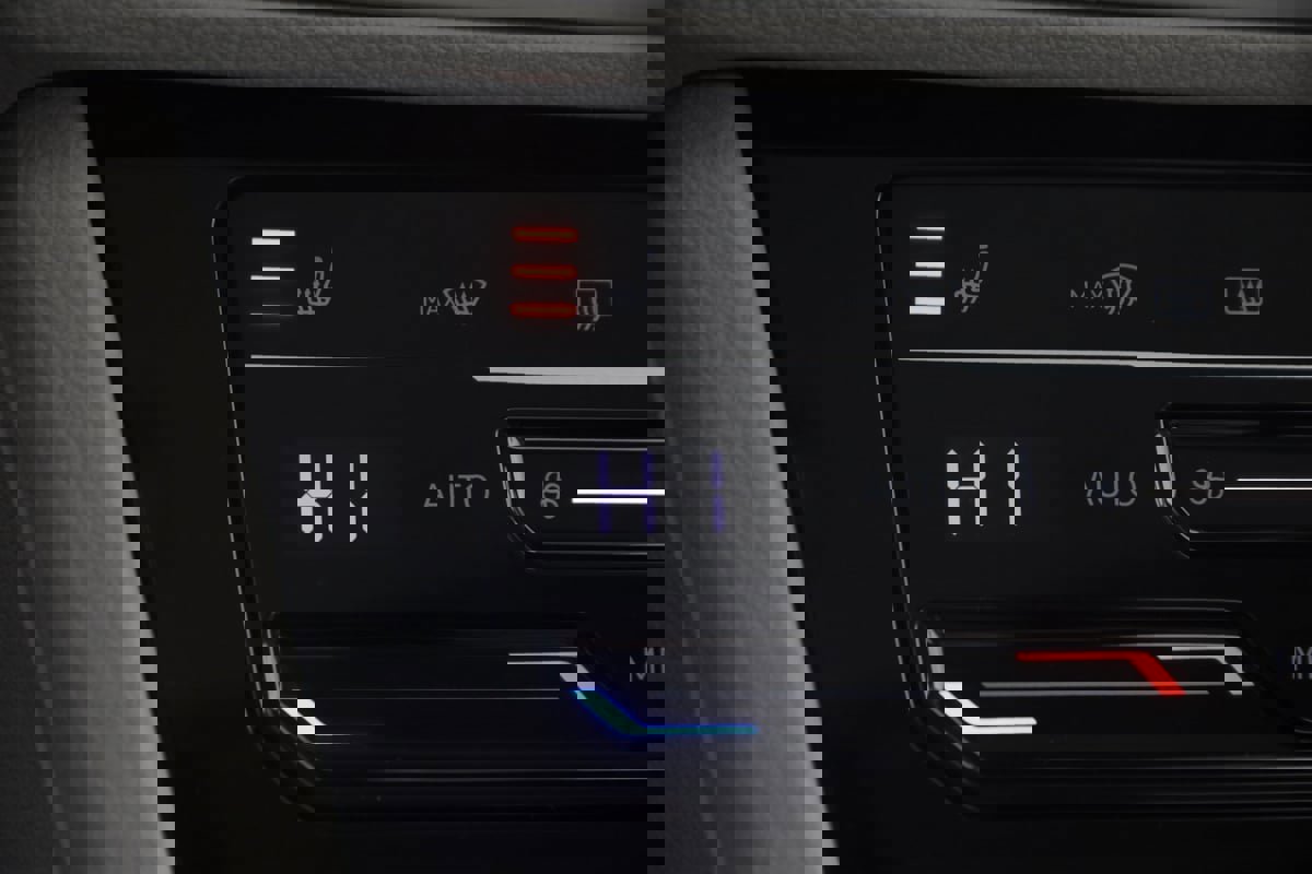 Used 2025 Volkswagen Jetta SE image 8