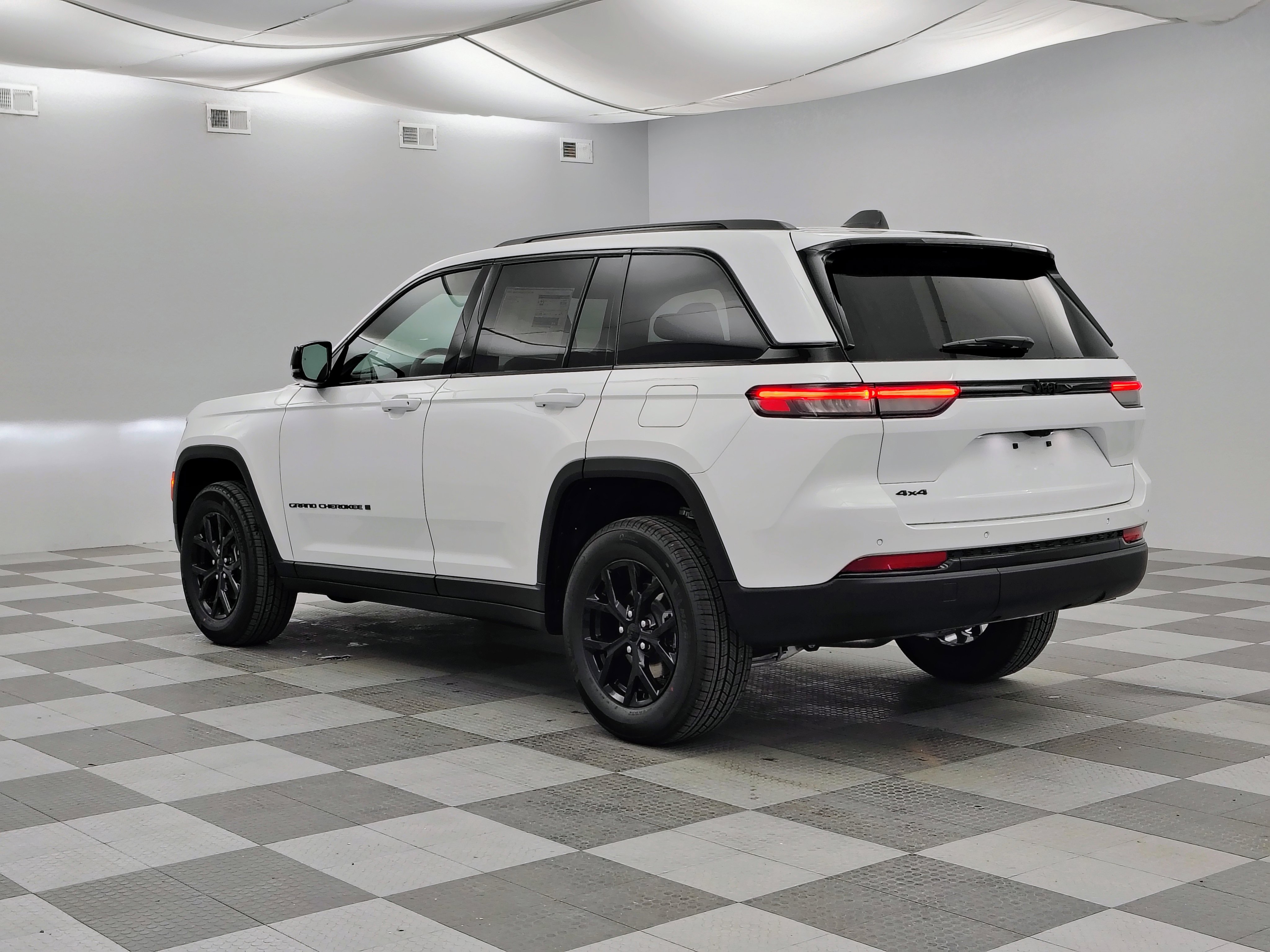 New 2025 Jeep Grand Cherokee Altitude image 8