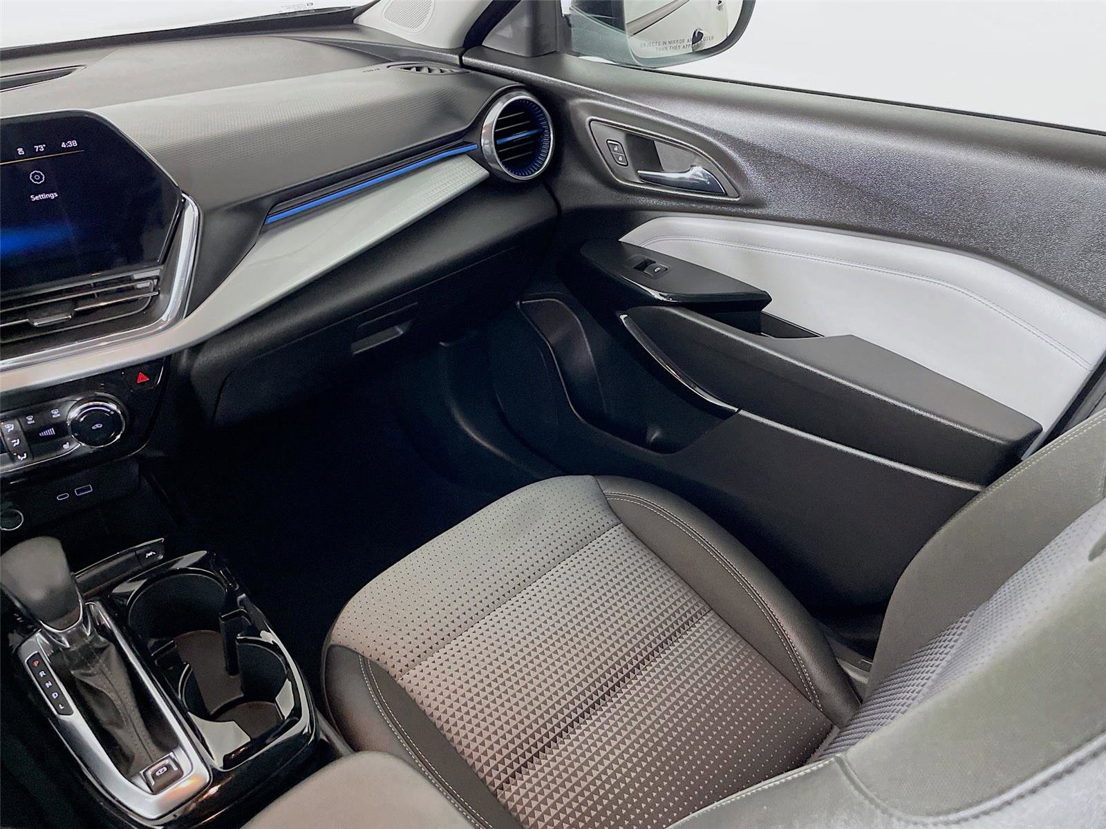 Used 2025 Chevrolet Trax LT w/ LT Convenience Package image 25