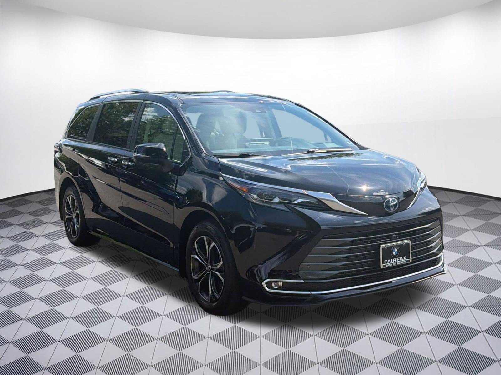 Used 2025 Toyota Sienna Platinum AWD/4WD image 7