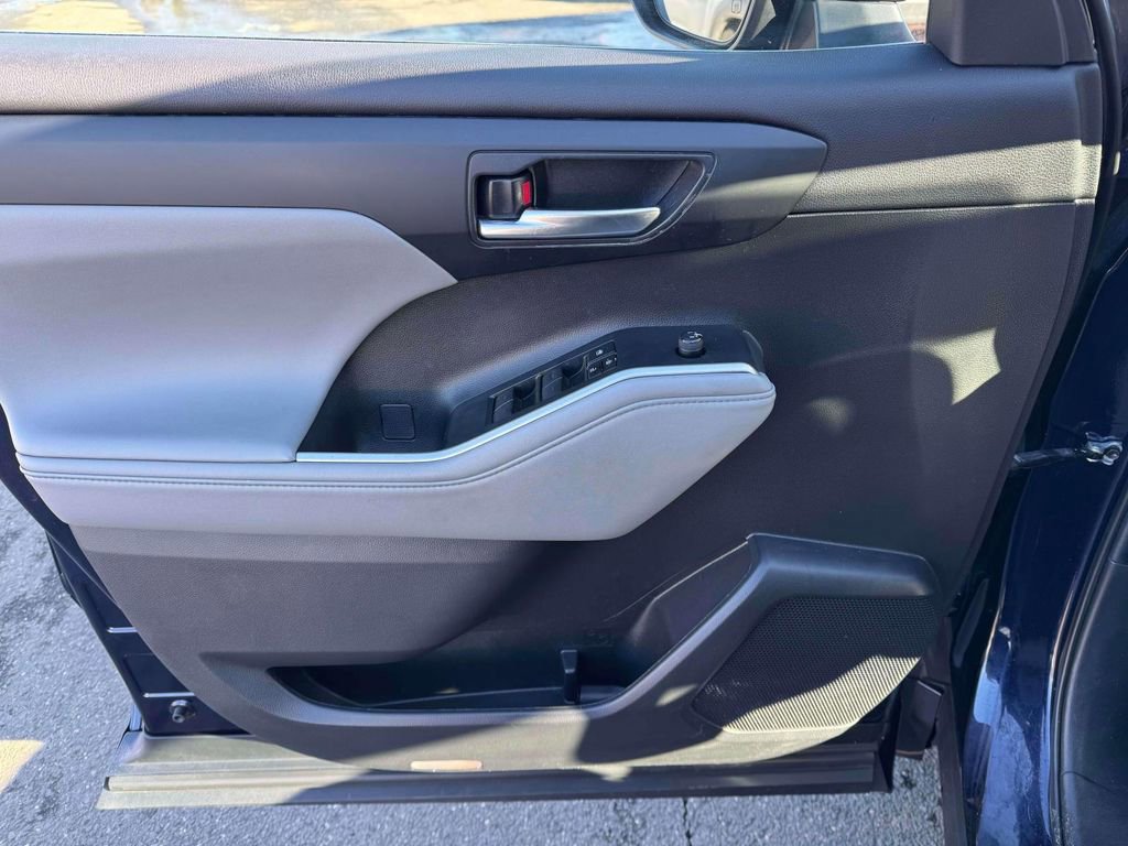 Used 2023 Toyota Highlander XLE image 16