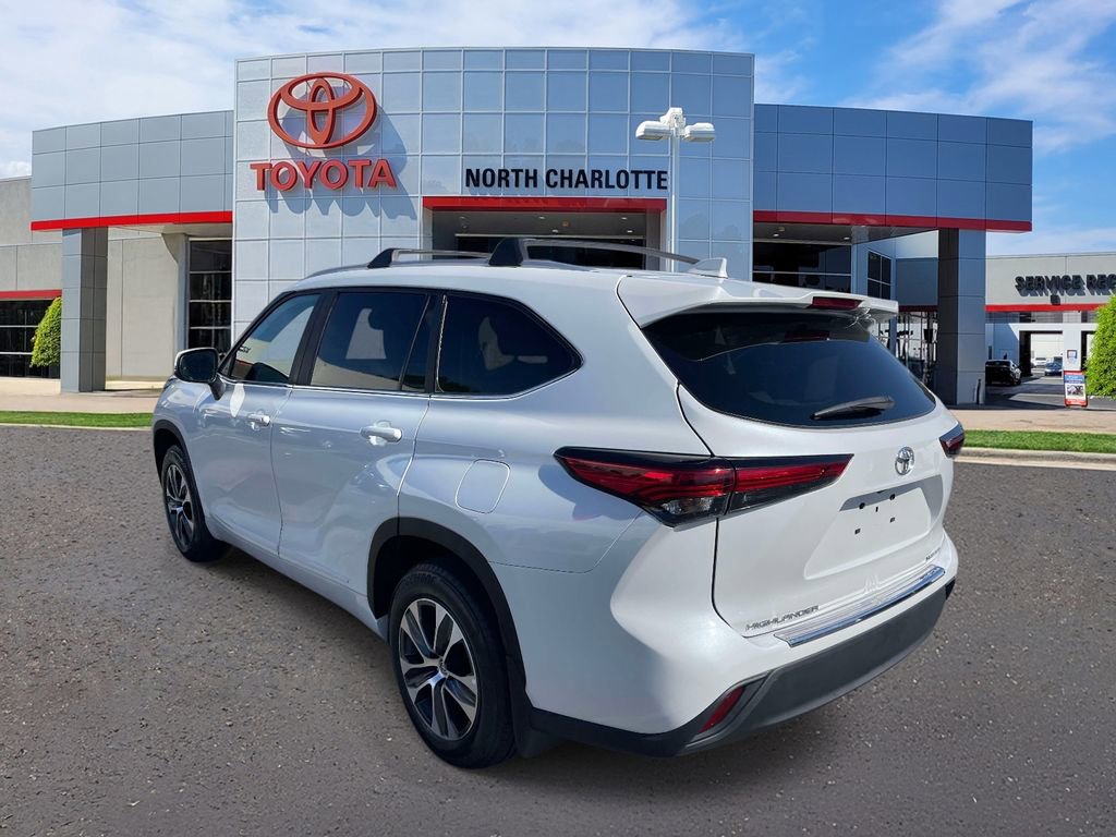 Used 2023 Toyota Highlander XLE AWD/4WD image 7