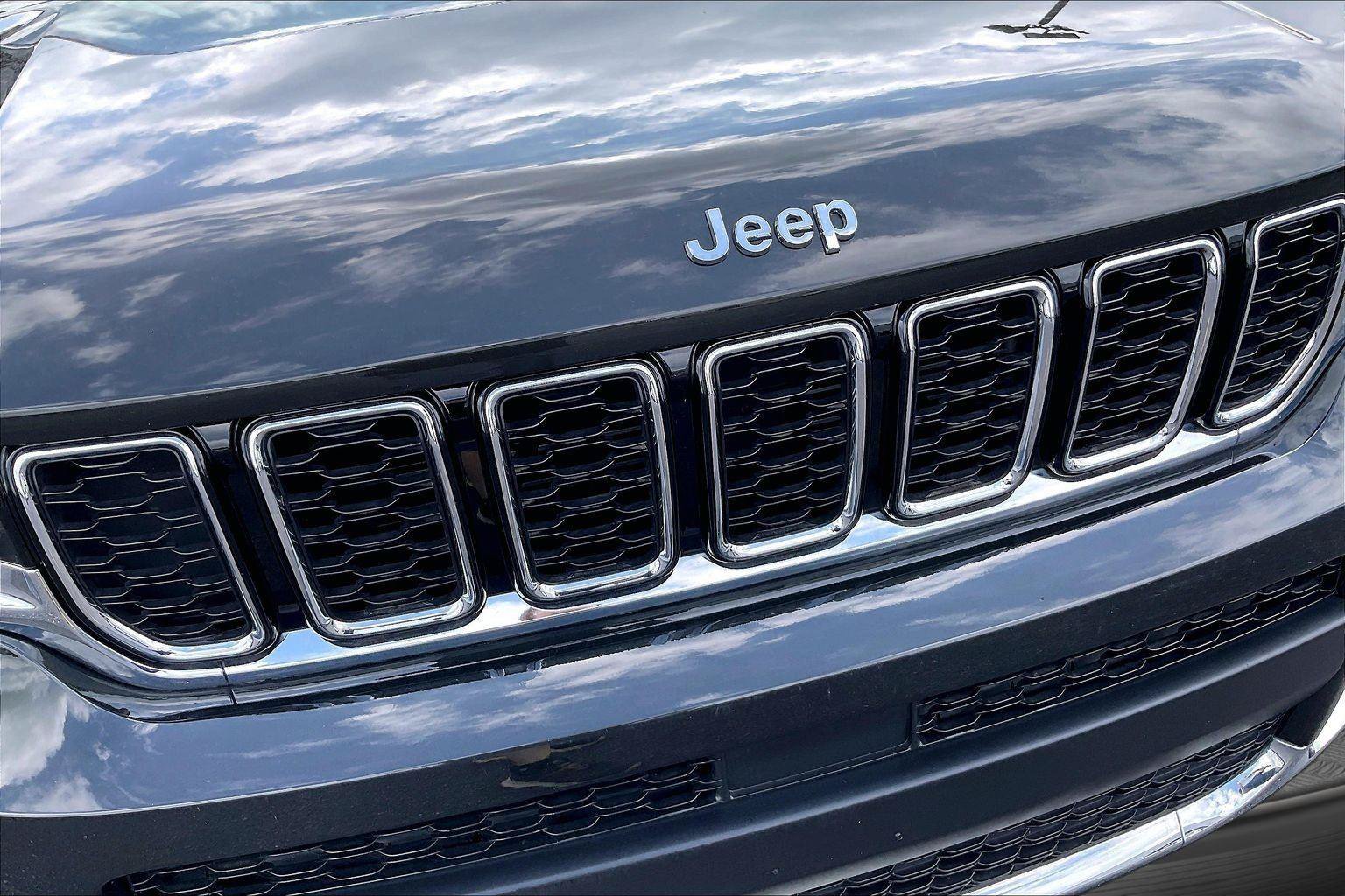 Used 2023 Jeep Grand Cherokee L Limited AWD/4WD image 27