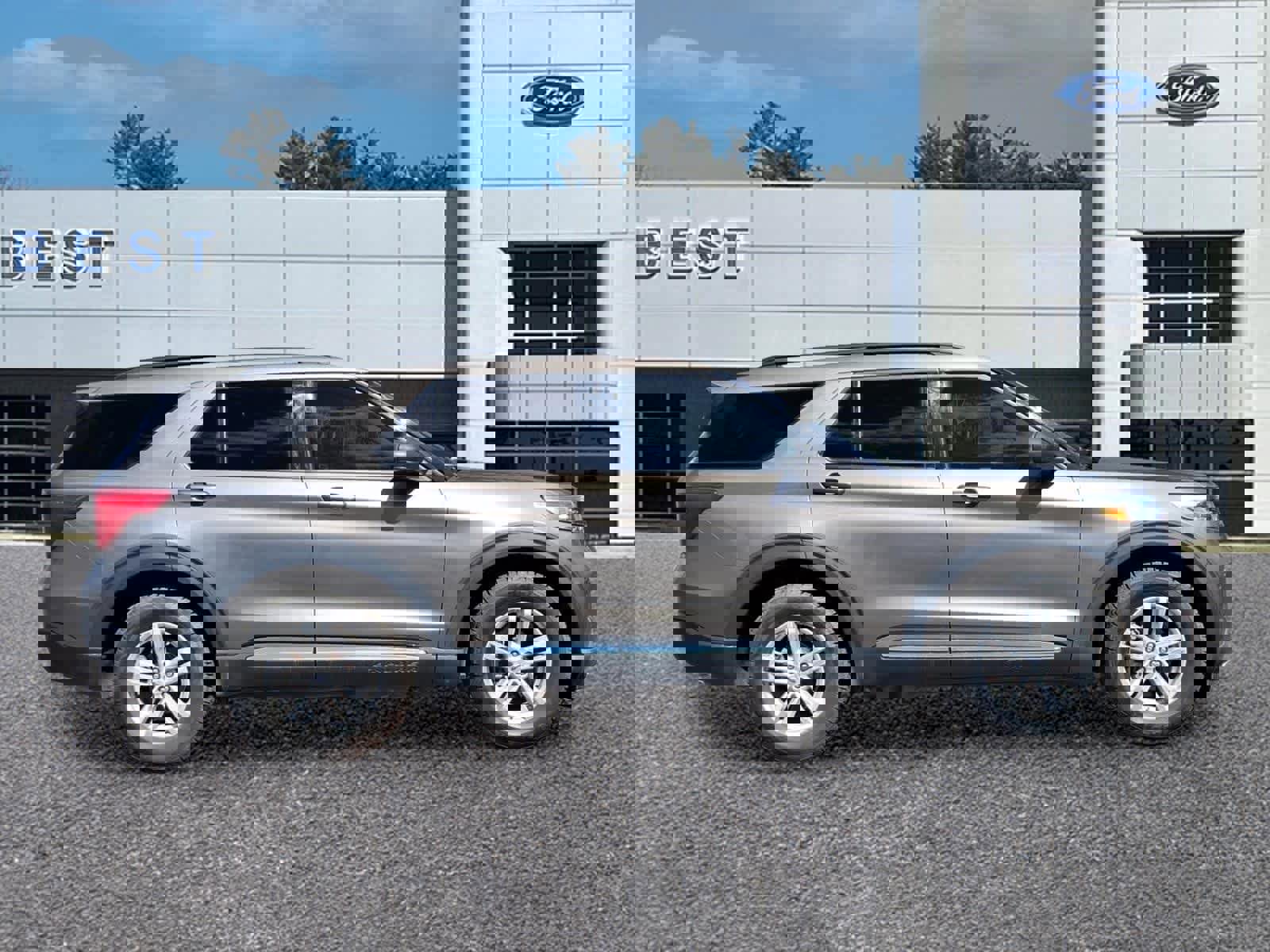 Used 2021 Ford Explorer XLT AWD/4WD image 2