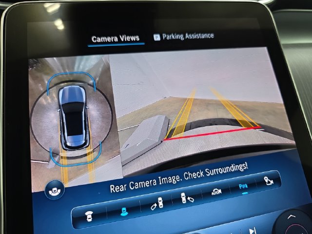 Used 2024 Mercedes-Benz GLC 300 4MATIC image 23