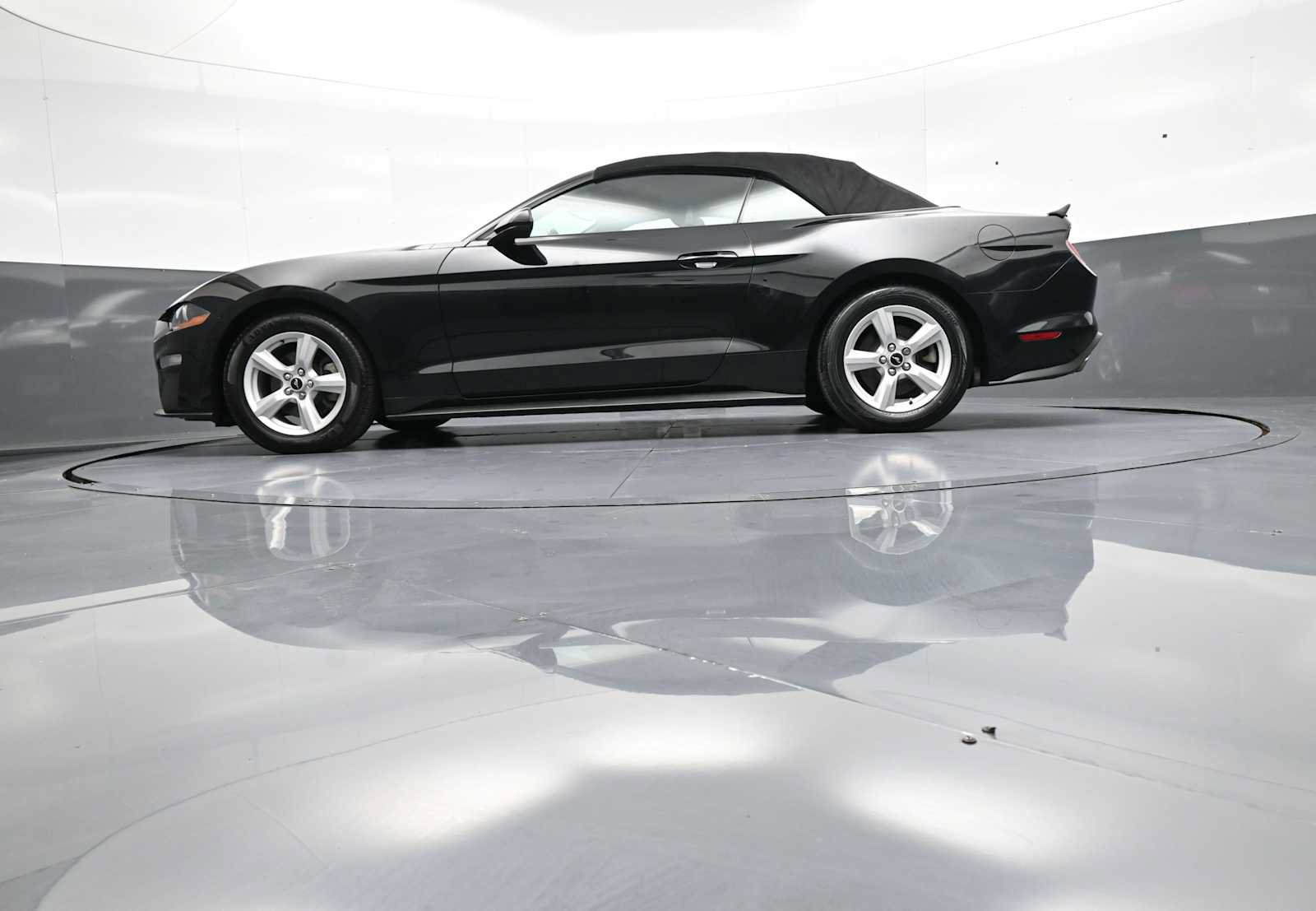 Used 2019 Ford Mustang Convertible RWD image 34