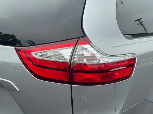 Used 2017 Toyota Sienna XLE Premium FWD image 10
