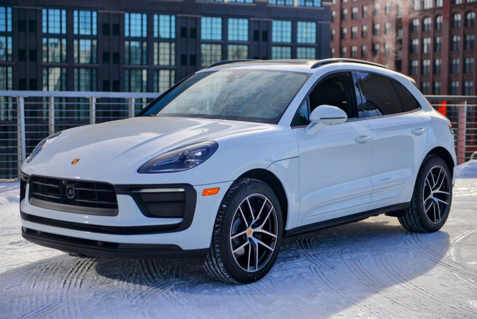 Used 2025 Porsche Macan image 1
