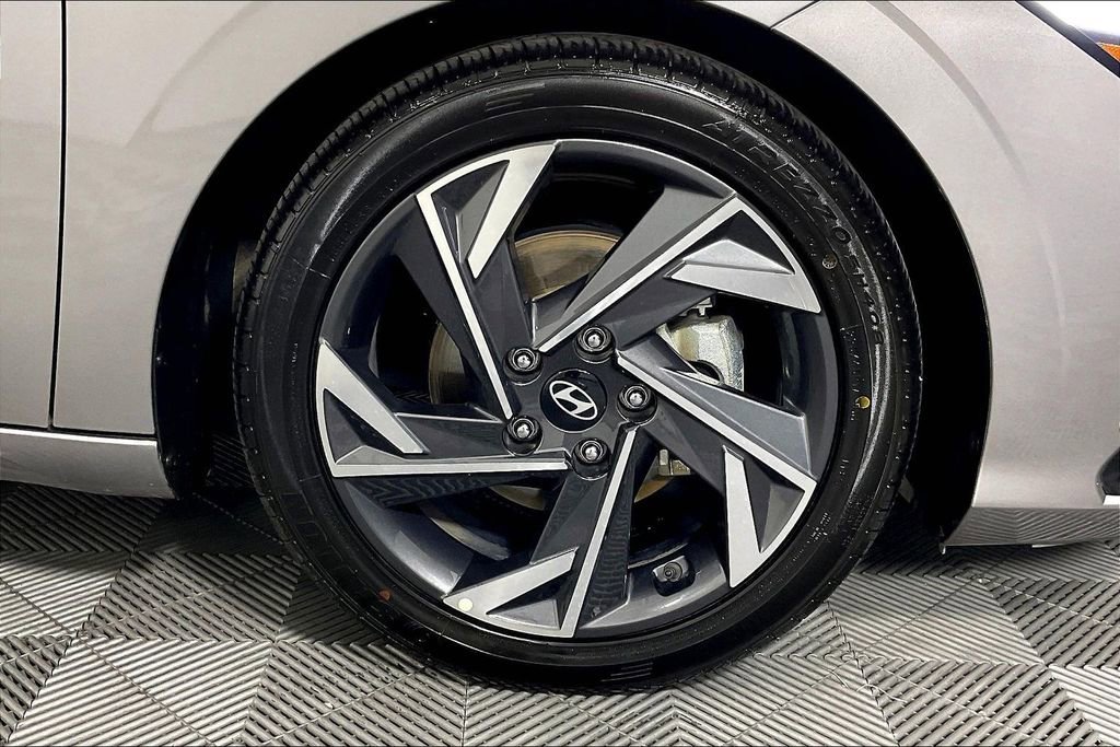 Used 2024 Hyundai Elantra Limited image 11