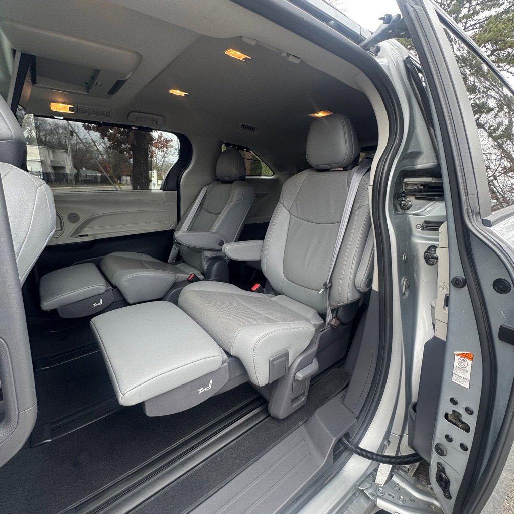 Used 2021 Toyota Sienna Limited image 12