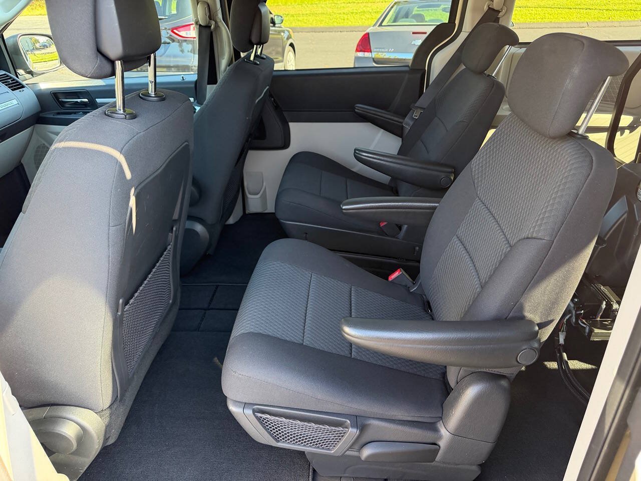 Used 2010 Dodge Grand Caravan Hero w/ Entertainment Group 1 FWD image 19