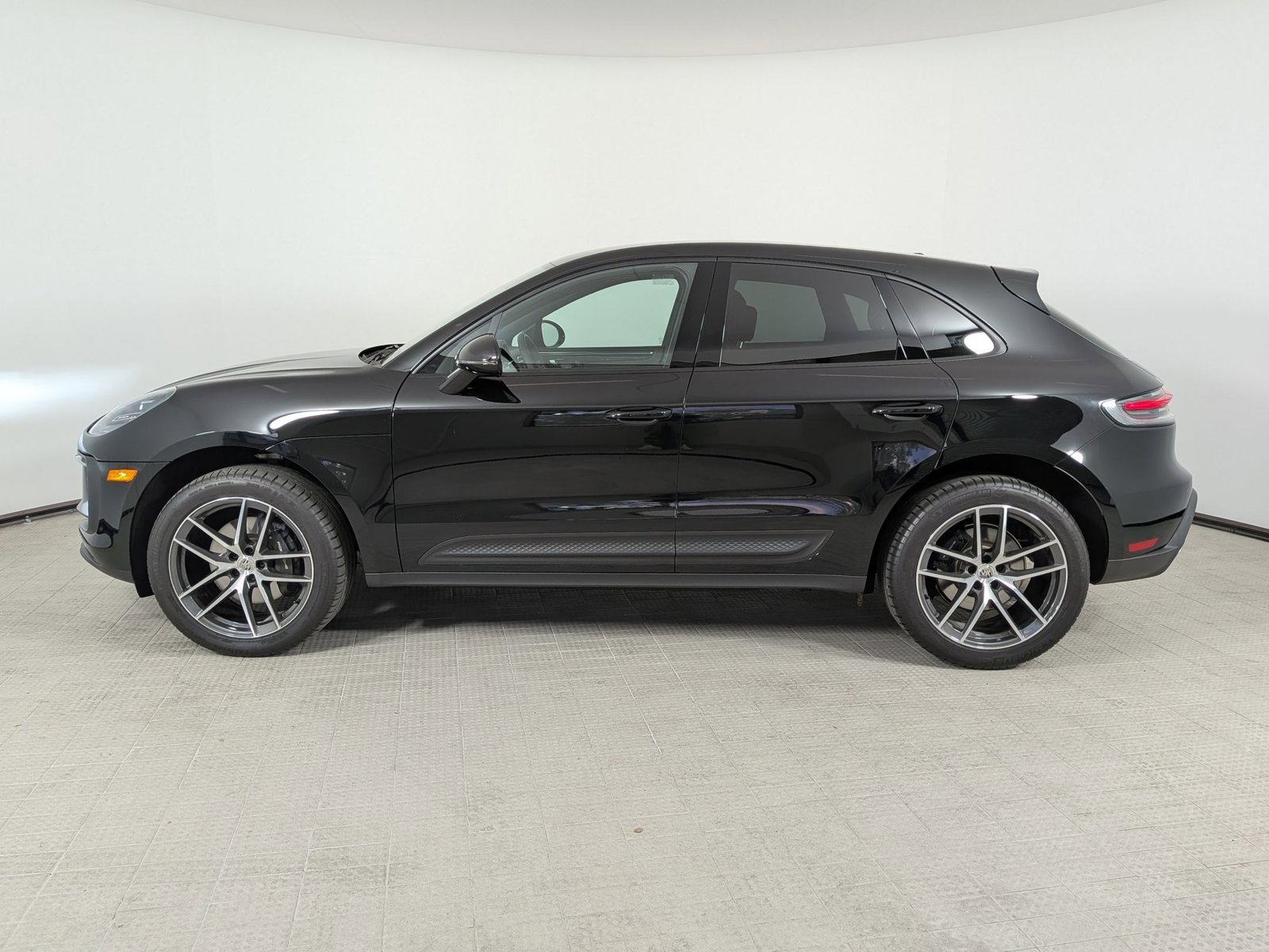 Certified 2025 Porsche Macan Turbo AWD/4WD image 2