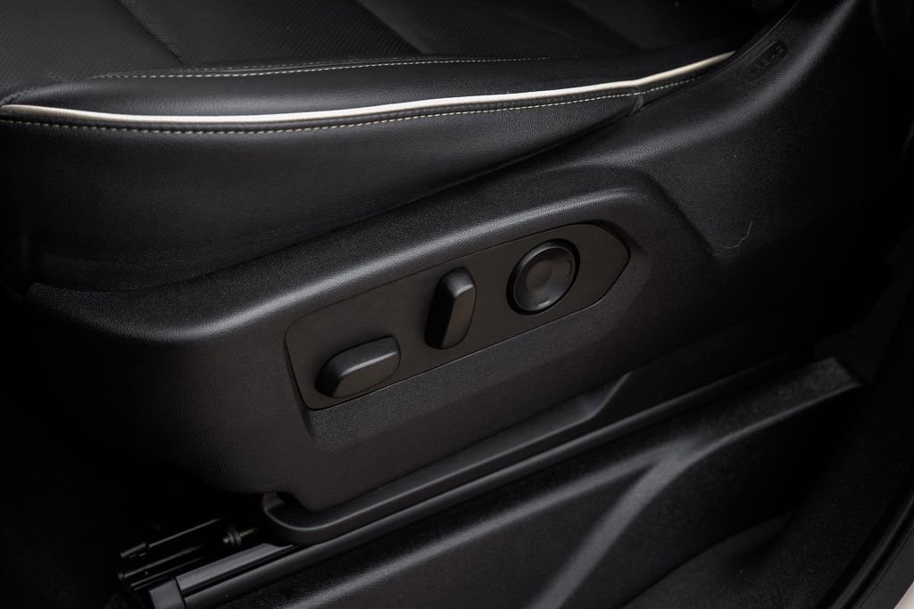 Used 2021 GMC Yukon XL SLT w/ SLT Premium Package image 31