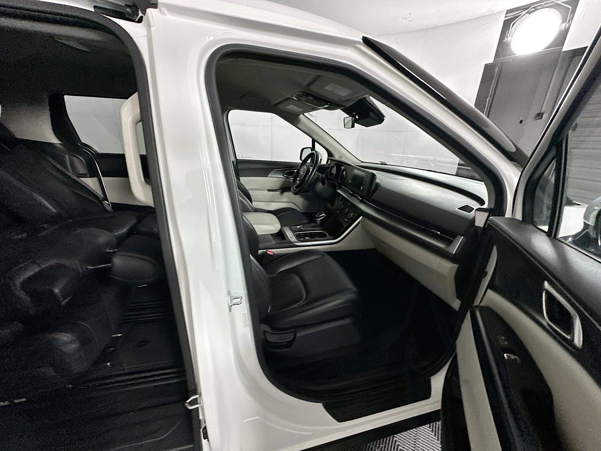 Used 2024 Kia Carnival LX image 31