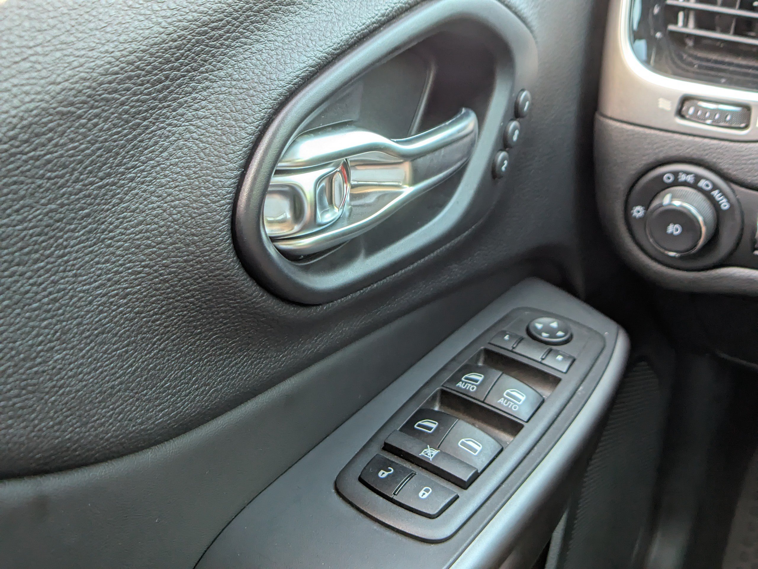 Used 2021 Jeep Cherokee Limited AWD/4WD image 29