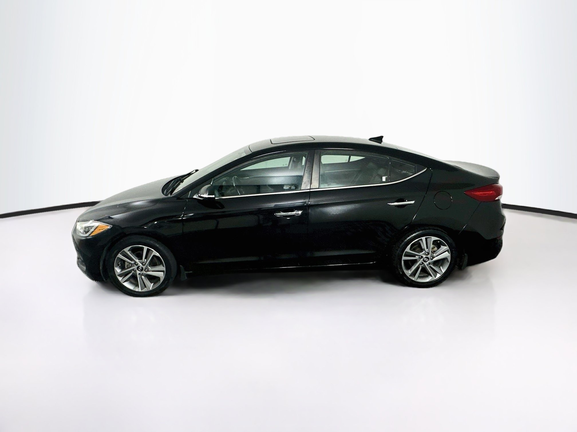 Used 2017 Hyundai Elantra Limited w/ Limited Tech Package 08 FWD image 4