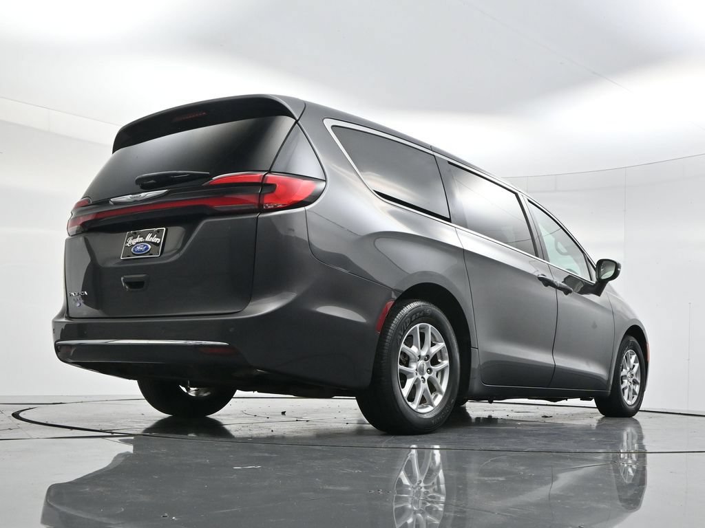 Used 2023 Chrysler Pacifica Touring-L FWD image 44