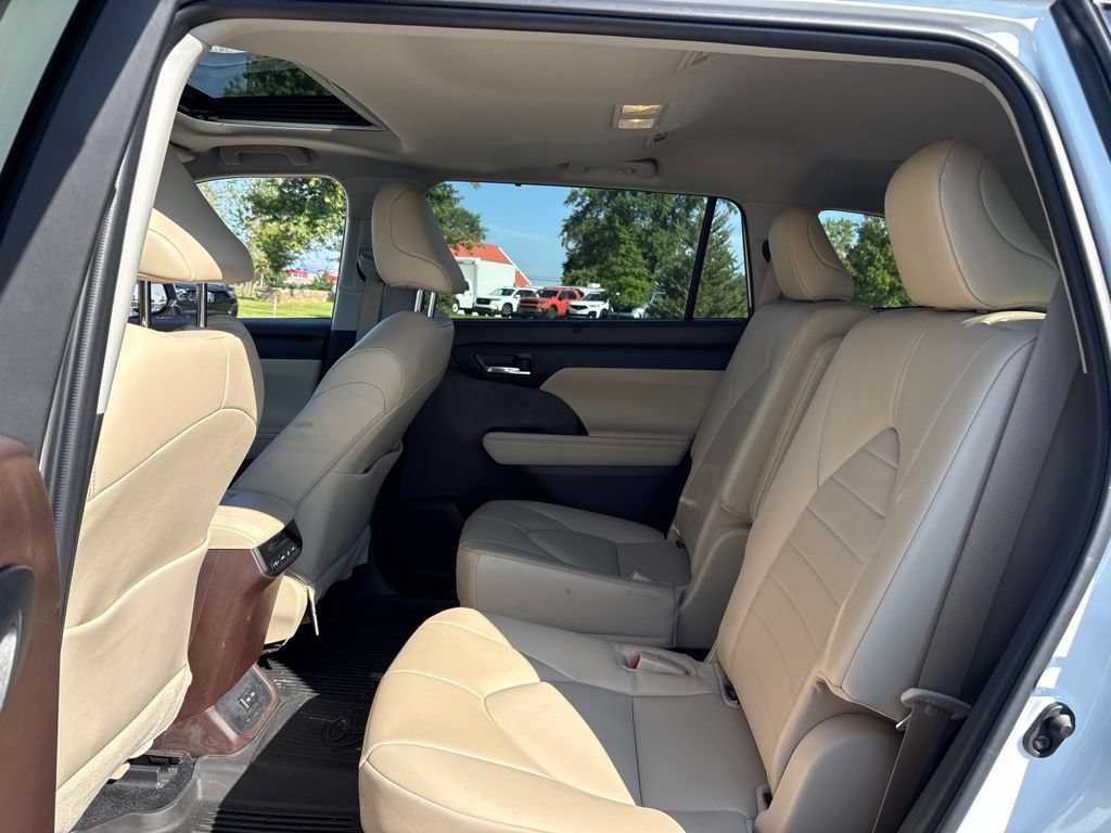 Used 2022 Toyota Highlander XLE AWD/4WD image 12