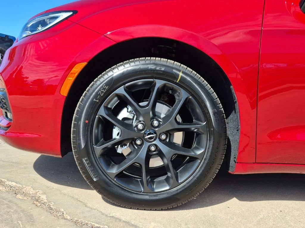 New 2025 Chrysler Pacifica Limited w/ Trailer Tow Group FWD image 9