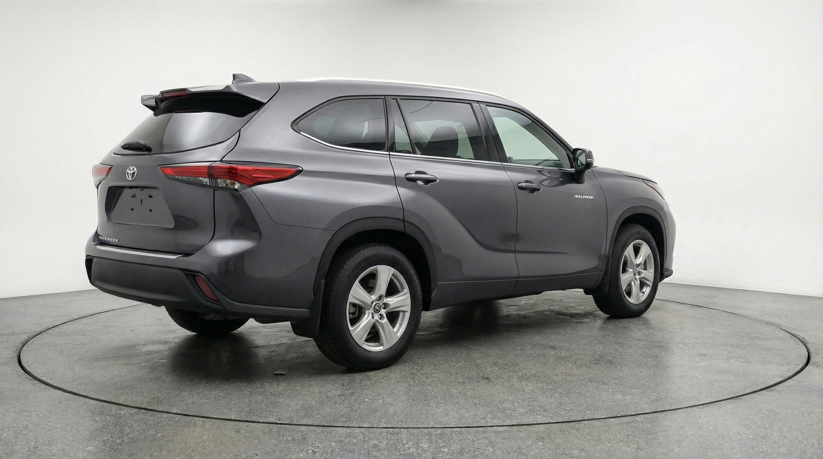 Used 2025 Toyota Highlander LE image 9