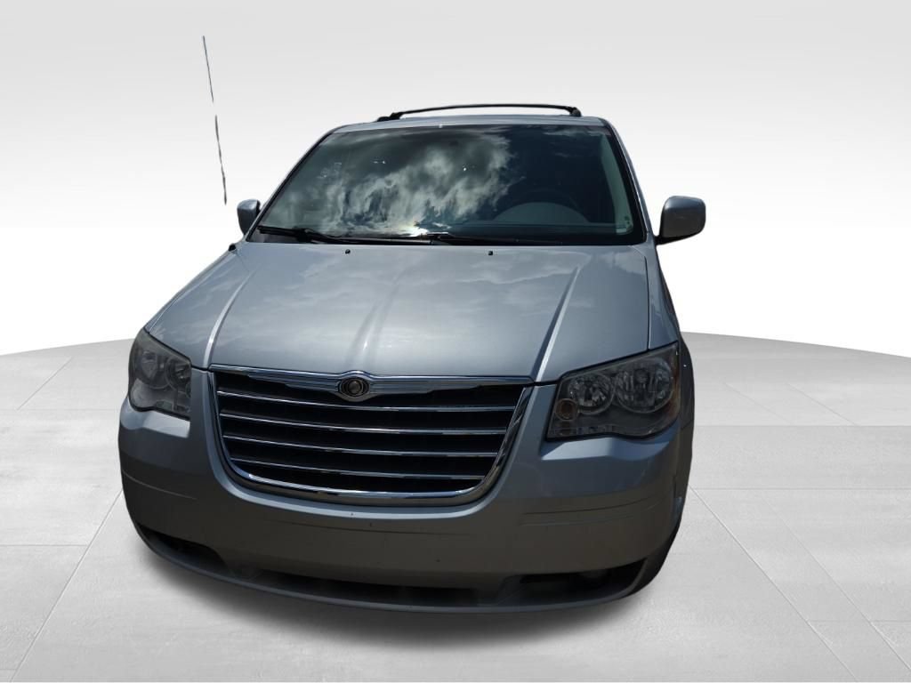 Used 2010 Chrysler Town & Country Touring w/ Entertainment Group #2 FWD image 6