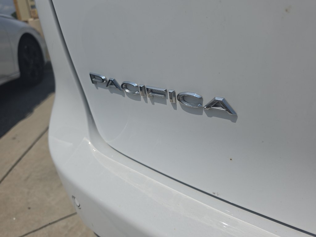 Used 2023 Chrysler Pacifica Touring-L FWD image 20