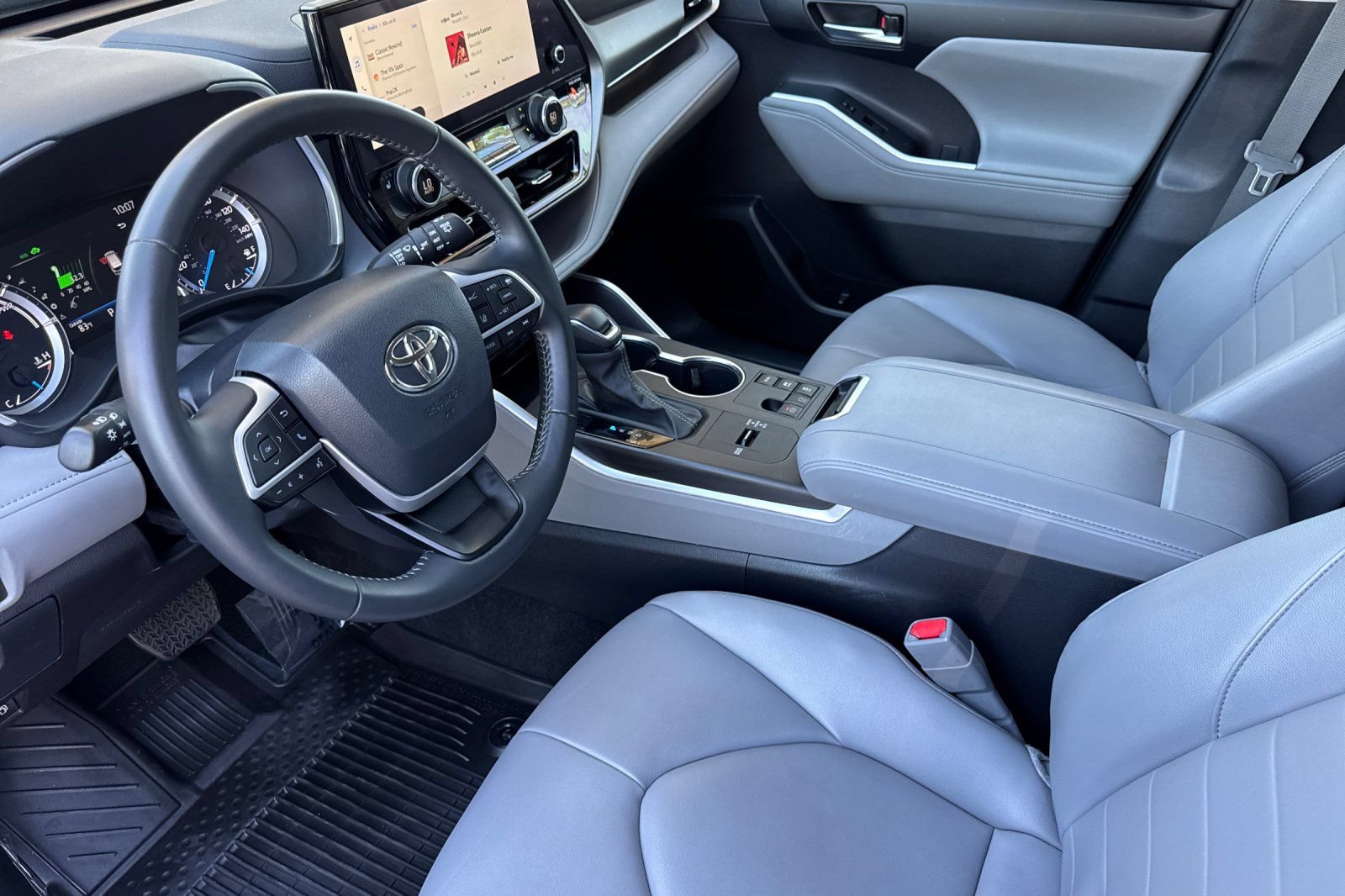 Used 2024 Toyota Highlander XLE AWD/4WD image 11